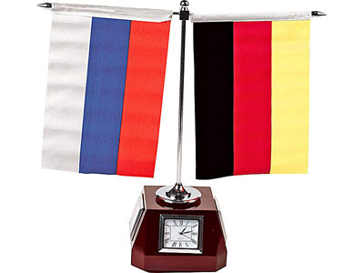 Настольный прибор «Содружество»: часы, подставка под два флага 19х12 см (в комплекте-российский флаг, другие флаги могут быть изготовлены по желанию клиента)