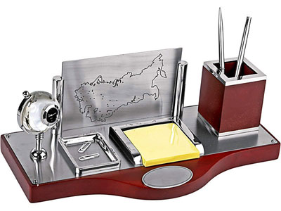Настольный прибор «Достояние»: часы, подставки под бумажный блок, скрепки и ручки, металлическая плакетка с картой России