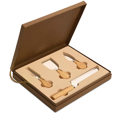 Сырный набор из 4 стальных ножей на деревянной подставке в картонной упаковке.