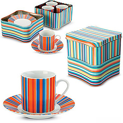 Набор из керамики на 4 персоны:  чашка и блюдце в цветной в металлической коробке