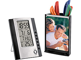 Подставка под ручки с рамкой для фотографии. Съемная панель с часами, будильником, датой и термометром может стоять отдельно
