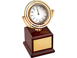 Часы на постаменте. Обратная сторона часов предназначена для вставки фотографии или рекламного мини-постера