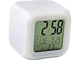 Погодная станция «Куб»: часы, термометр, дата с меняющей цвет подсветкой. При включении куб плавно переливается всеми цветами радуги, оказывая расслабляющий эффект