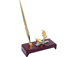 Подставка под ручку с ручкой и двумя фигурками карпа - священной рыбы Тай-символа удачи и духовных достижений