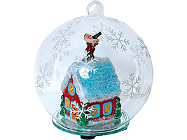 Новогодний шар с меняющей цвет подсветкой с занесенной снегом избушкой Деда Мороза внутри