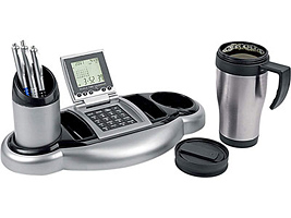 Настольный прибор: часы-калькулятор, подставка под ручки и кружку, а также кружка с термоизоляцией. Теперь не придется искать место на рабочем столе для горячего напитка