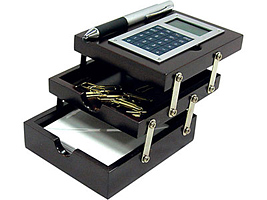 Настольный прибор «Хеопс» с калькулятором, ручкой и лотками для хранения бумаг и канцелярских принадлежностей
