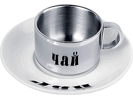 Чашка с термоизоляцией на 170 мл с керамическим блюдцем. Надпись на блюдце читается только в зеркальном отражении на чашке